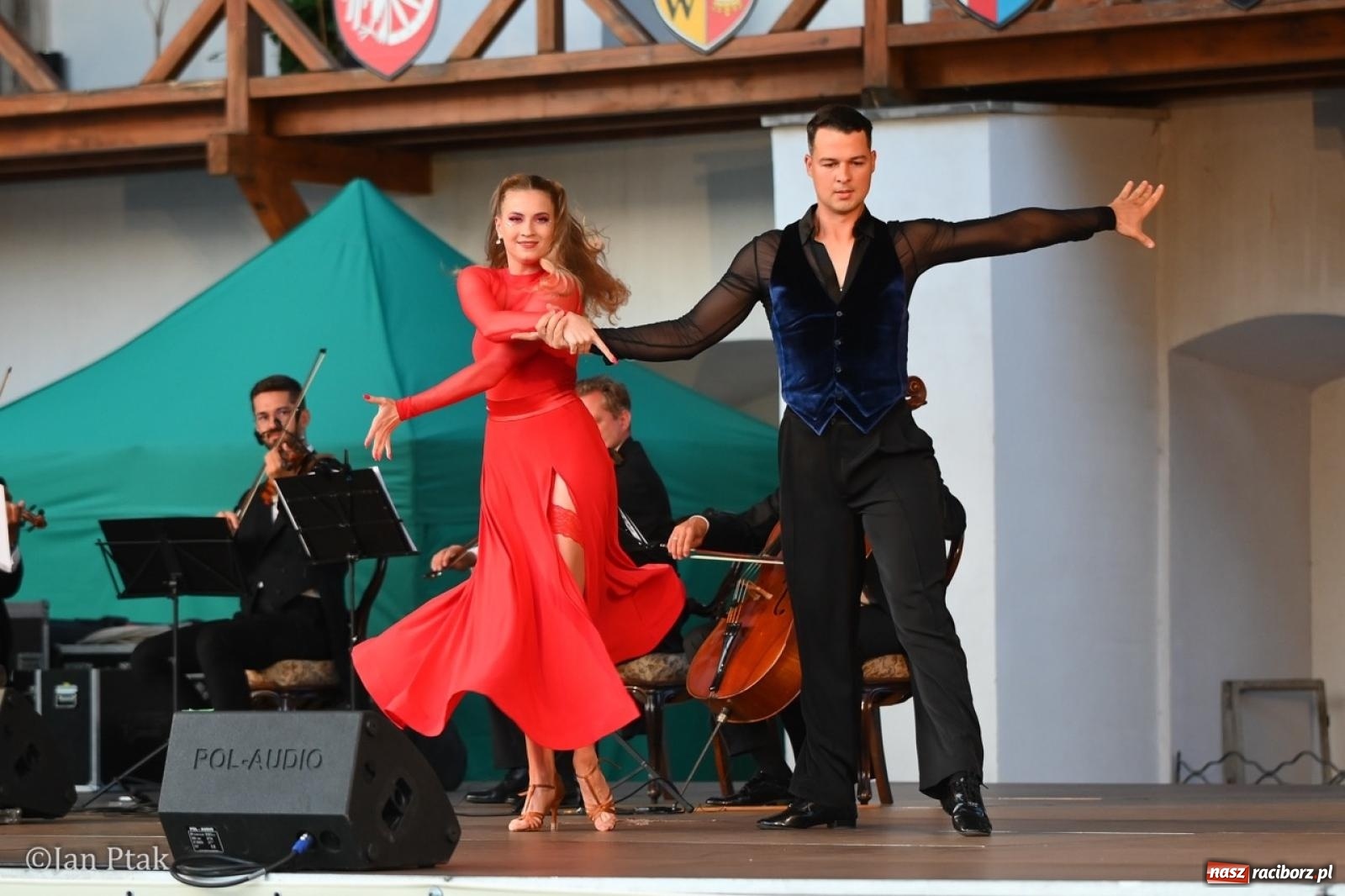 Zdjęcie w galerii na portalu naszraciborz.pl: Magiczny wieczór na zamku: Operetka na dziedzińcu pod gwiazdami zachwyciła publiczność wiadomości z regionu