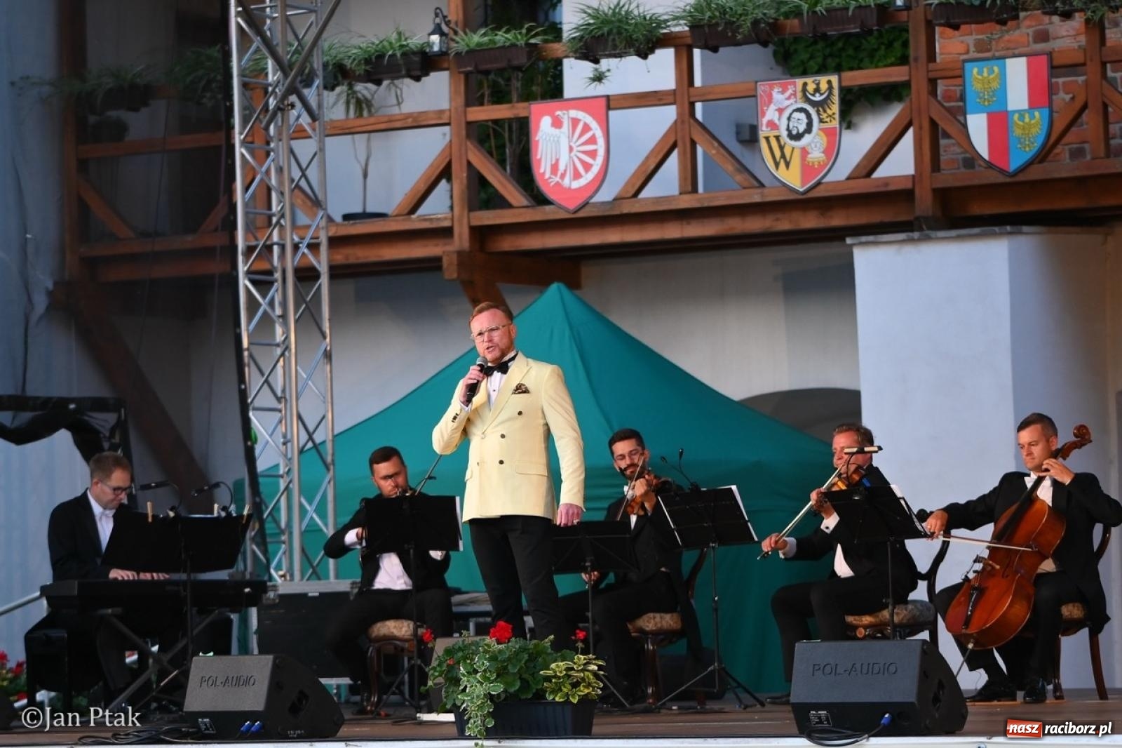 Zdjęcie w galerii na portalu naszraciborz.pl: Magiczny wieczór na zamku: Operetka na dziedzińcu pod gwiazdami zachwyciła publiczność wiadomości z regionu
