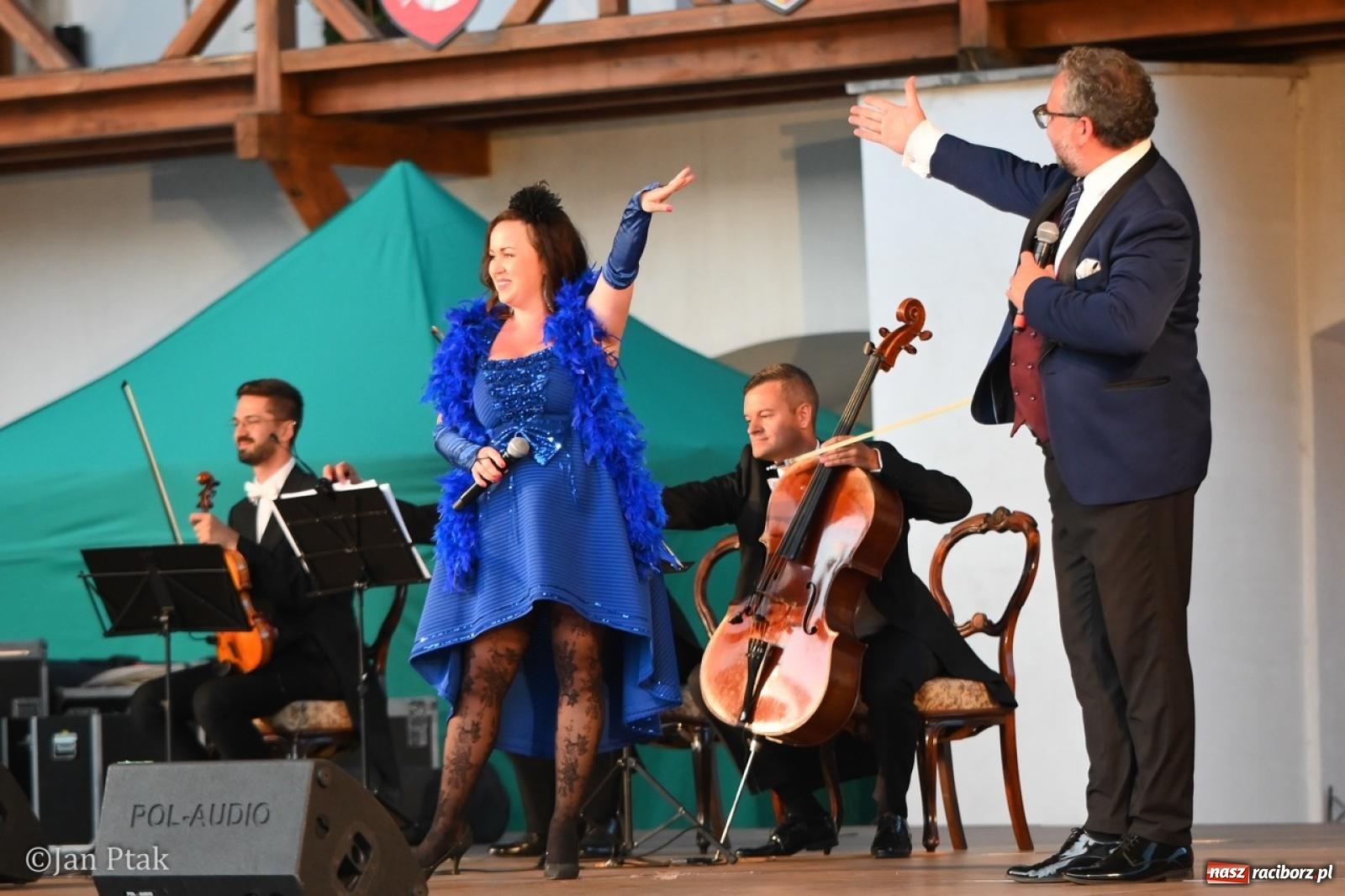 Zdjęcie w galerii na portalu naszraciborz.pl: Magiczny wieczór na zamku: Operetka na dziedzińcu pod gwiazdami zachwyciła publiczność wiadomości z regionu