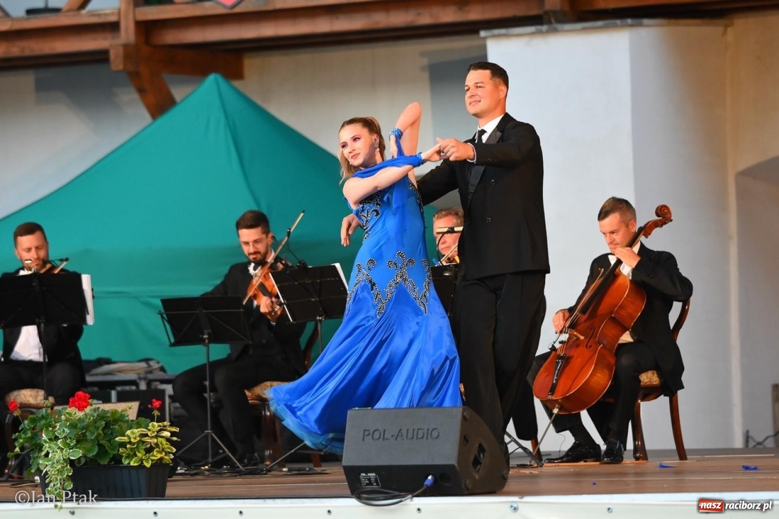 Zdjęcie w galerii na portalu naszraciborz.pl: Magiczny wieczór na zamku: Operetka na dziedzińcu pod gwiazdami zachwyciła publiczność wiadomości z regionu