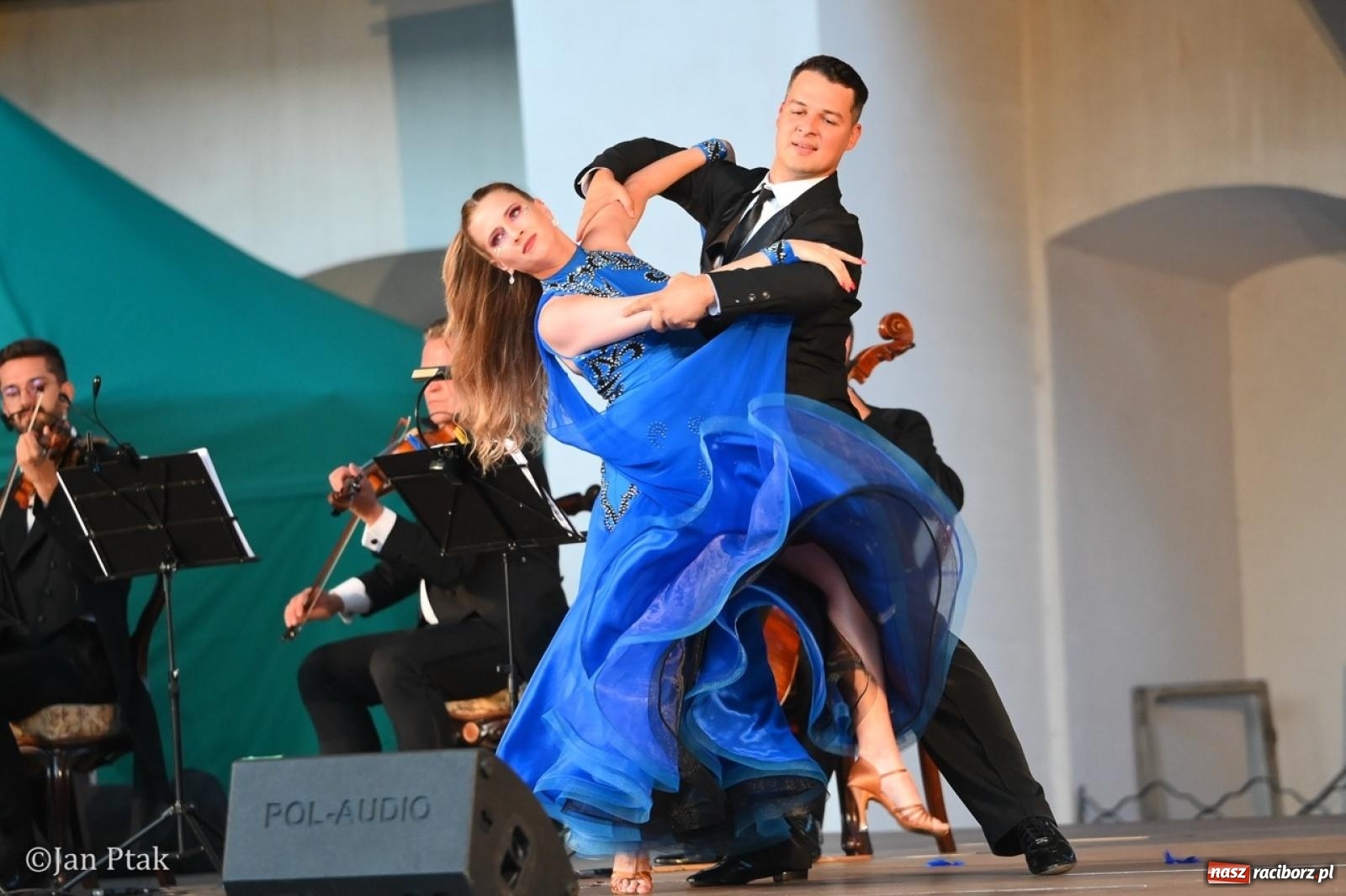 Zdjęcie w galerii na portalu naszraciborz.pl: Magiczny wieczór na zamku: Operetka na dziedzińcu pod gwiazdami zachwyciła publiczność wiadomości z regionu