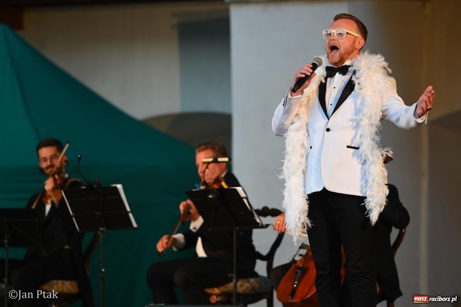 Zdjęcie w galerii na portalu naszraciborz.pl: Magiczny wieczór na zamku: Operetka na dziedzińcu pod gwiazdami zachwyciła publiczność wiadomości z regionu