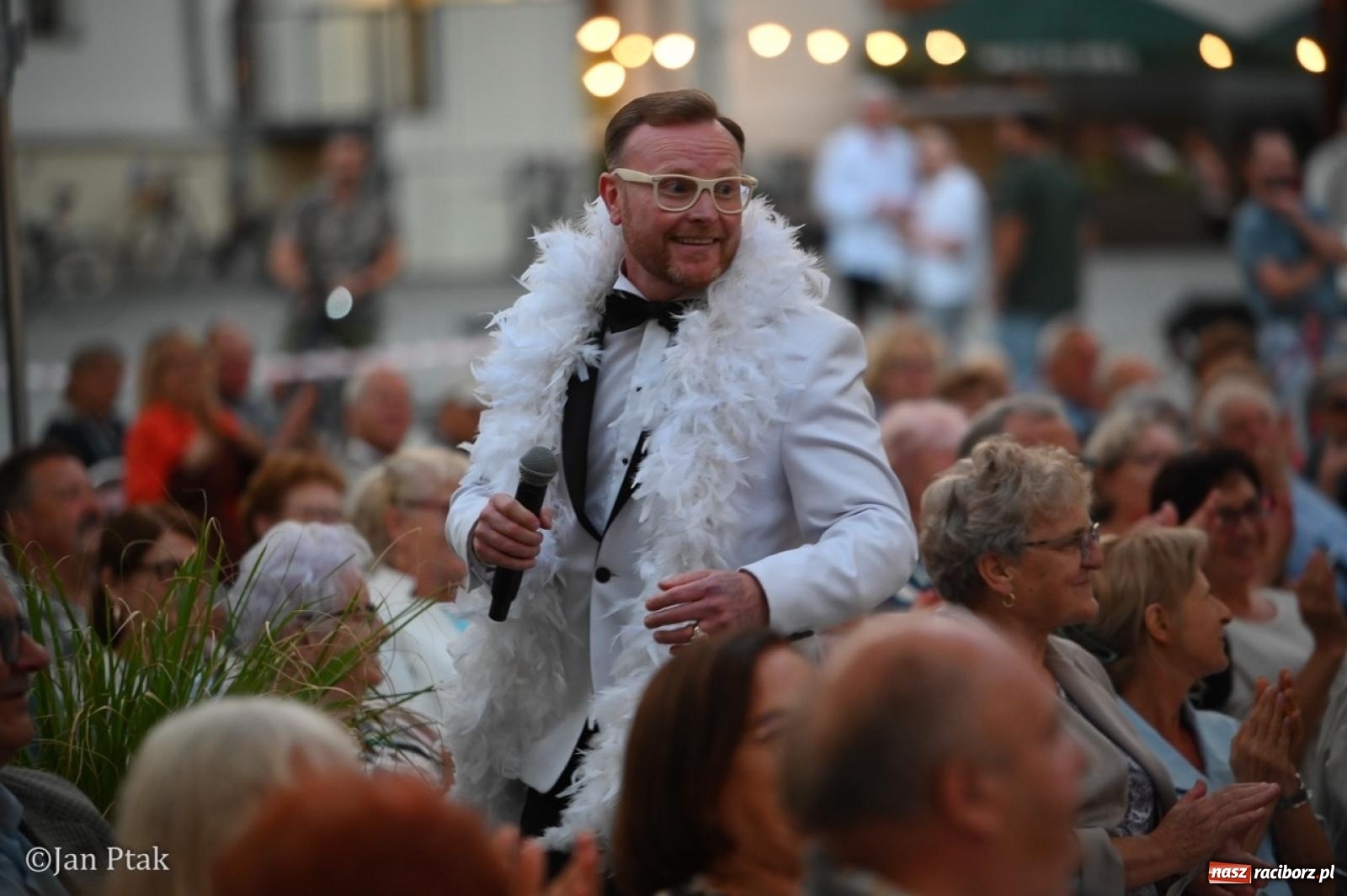 Zdjęcie w galerii na portalu naszraciborz.pl: Magiczny wieczór na zamku: Operetka na dziedzińcu pod gwiazdami zachwyciła publiczność wiadomości z regionu