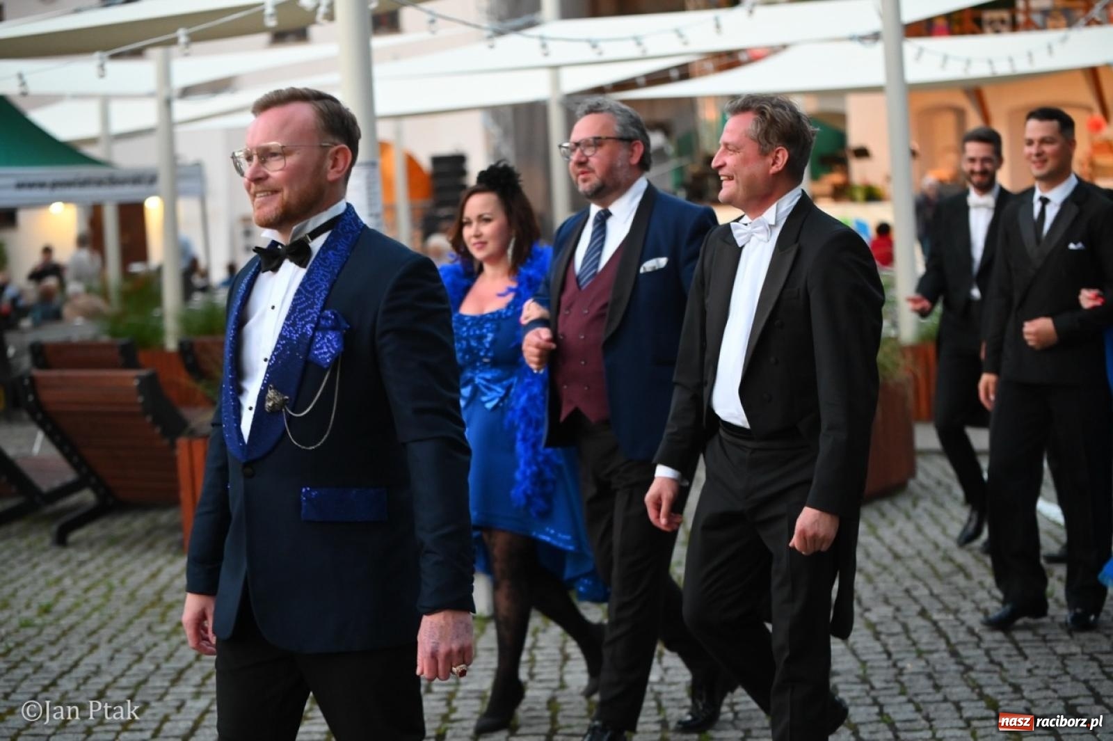 Zdjęcie w galerii na portalu naszraciborz.pl: Magiczny wieczór na zamku: Operetka na dziedzińcu pod gwiazdami zachwyciła publiczność wiadomości z regionu