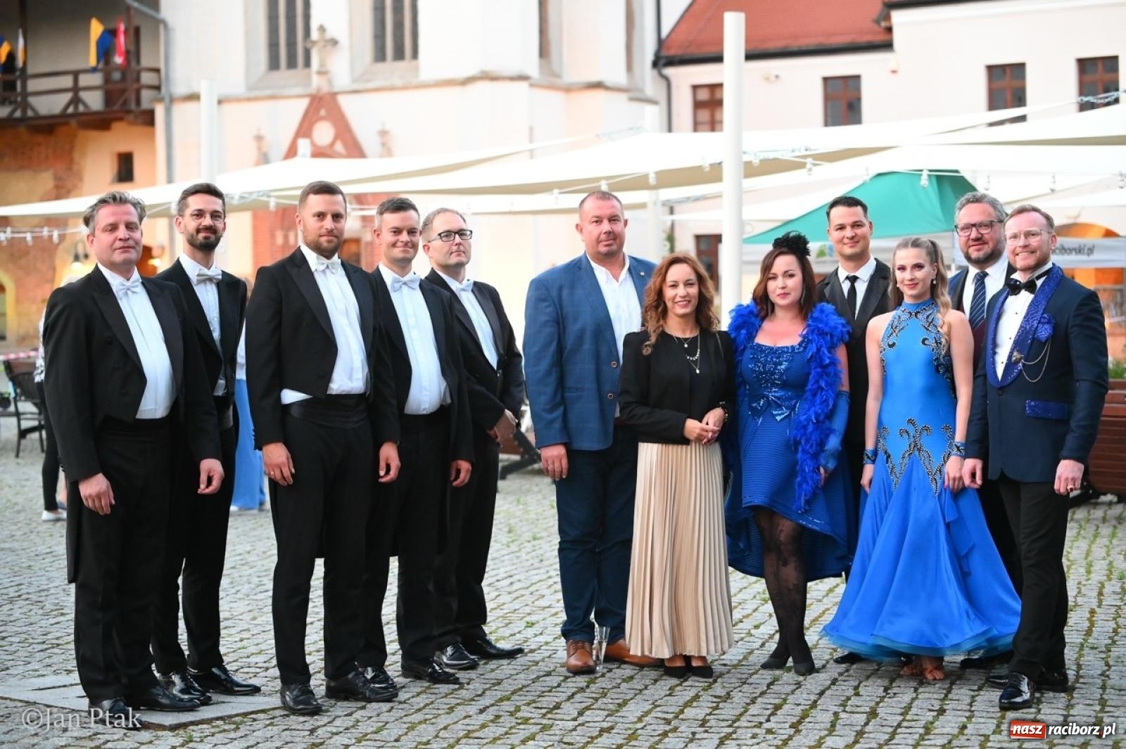 Zdjęcie w galerii na portalu naszraciborz.pl: Magiczny wieczór na zamku: Operetka na dziedzińcu pod gwiazdami zachwyciła publiczność wiadomości z regionu