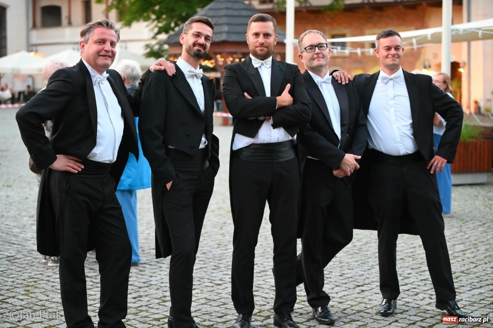 Zdjęcie w galerii na portalu naszraciborz.pl: Magiczny wieczór na zamku: Operetka na dziedzińcu pod gwiazdami zachwyciła publiczność wiadomości z regionu