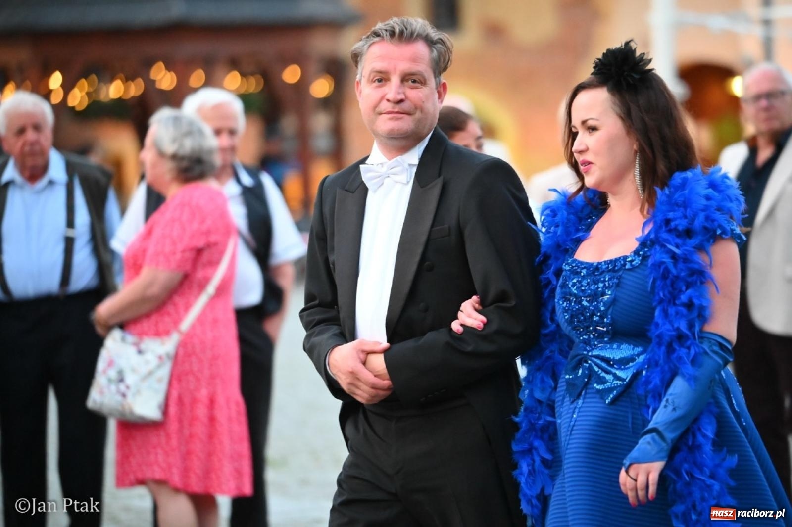 Zdjęcie w galerii na portalu naszraciborz.pl: Magiczny wieczór na zamku: Operetka na dziedzińcu pod gwiazdami zachwyciła publiczność wiadomości z regionu