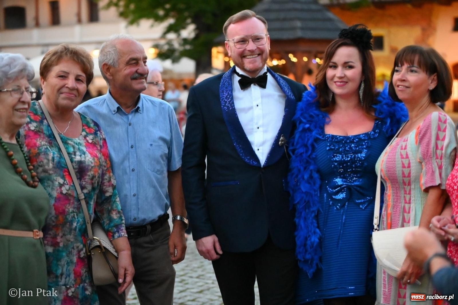 Zdjęcie w galerii na portalu naszraciborz.pl: Magiczny wieczór na zamku: Operetka na dziedzińcu pod gwiazdami zachwyciła publiczność wiadomości z regionu