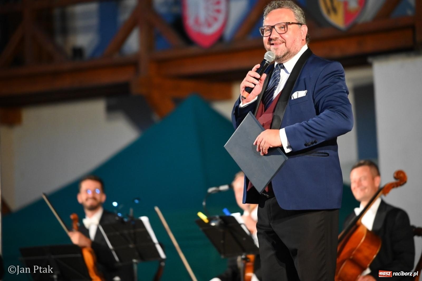 Zdjęcie w galerii na portalu naszraciborz.pl: Magiczny wieczór na zamku: Operetka na dziedzińcu pod gwiazdami zachwyciła publiczność wiadomości z regionu