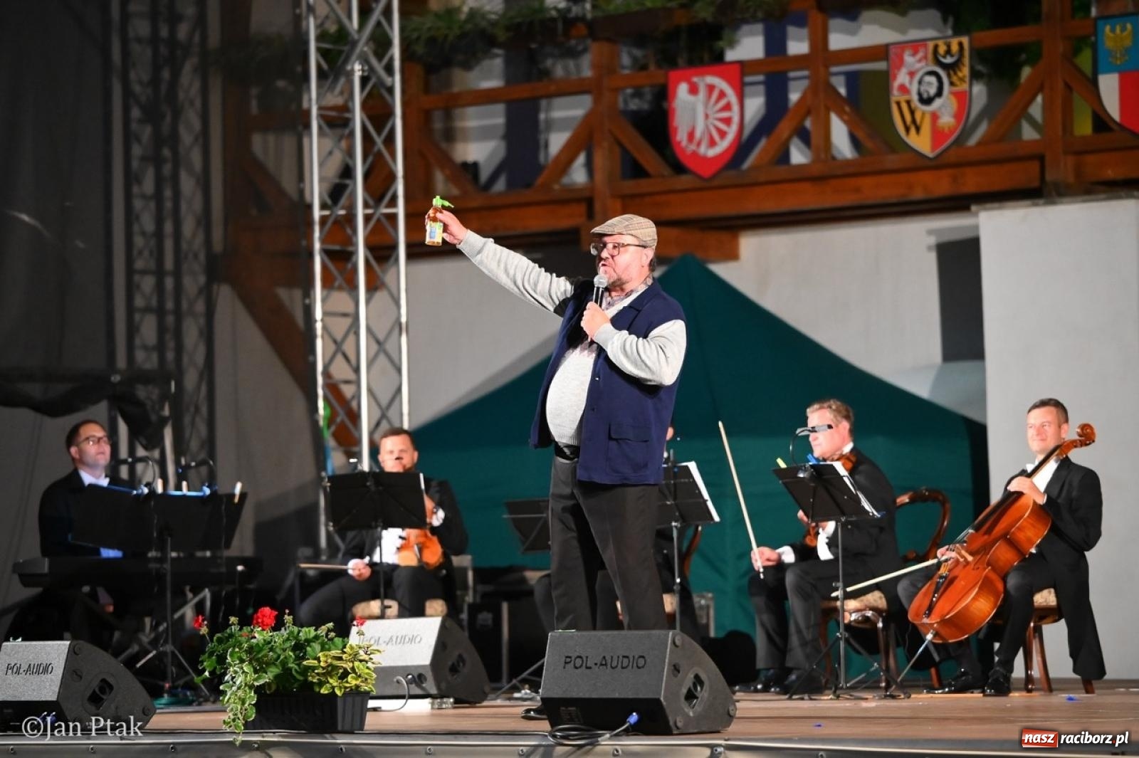 Zdjęcie w galerii na portalu naszraciborz.pl: Magiczny wieczór na zamku: Operetka na dziedzińcu pod gwiazdami zachwyciła publiczność wiadomości z regionu