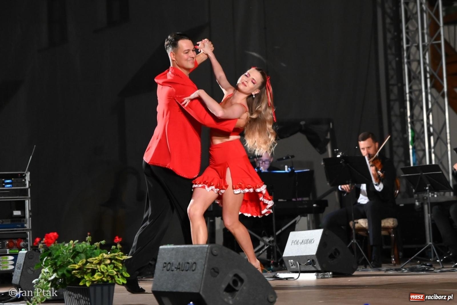 Zdjęcie w galerii na portalu naszraciborz.pl: Magiczny wieczór na zamku: Operetka na dziedzińcu pod gwiazdami zachwyciła publiczność wiadomości z regionu