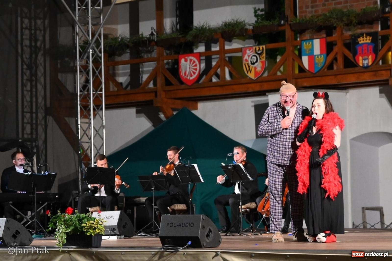 Zdjęcie w galerii na portalu naszraciborz.pl: Magiczny wieczór na zamku: Operetka na dziedzińcu pod gwiazdami zachwyciła publiczność wiadomości z regionu
