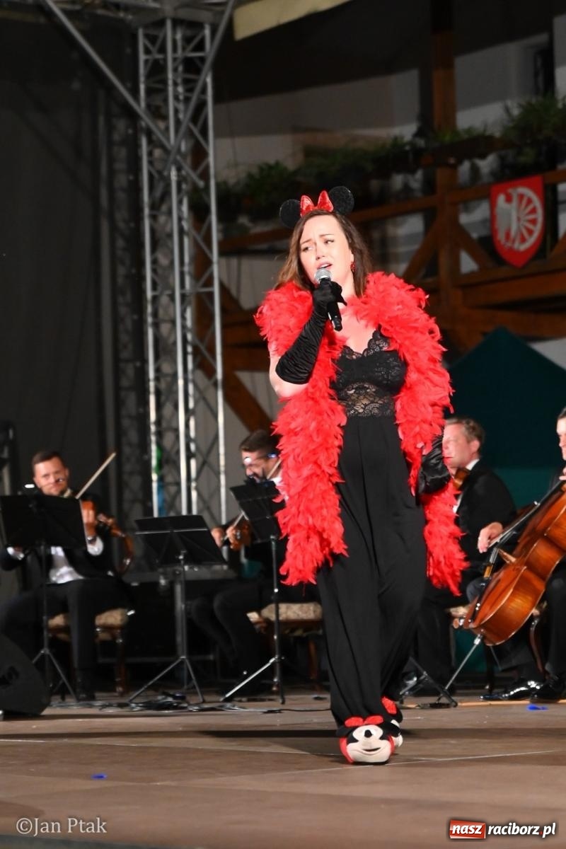 Zdjęcie w galerii na portalu naszraciborz.pl: Magiczny wieczór na zamku: Operetka na dziedzińcu pod gwiazdami zachwyciła publiczność wiadomości z regionu
