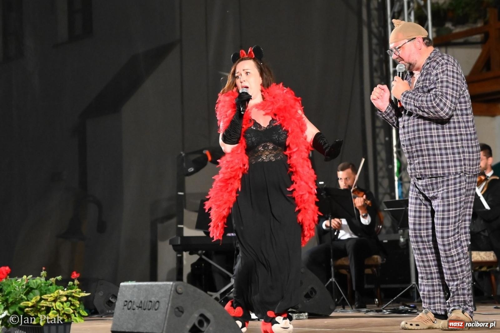 Zdjęcie w galerii na portalu naszraciborz.pl: Magiczny wieczór na zamku: Operetka na dziedzińcu pod gwiazdami zachwyciła publiczność wiadomości z regionu