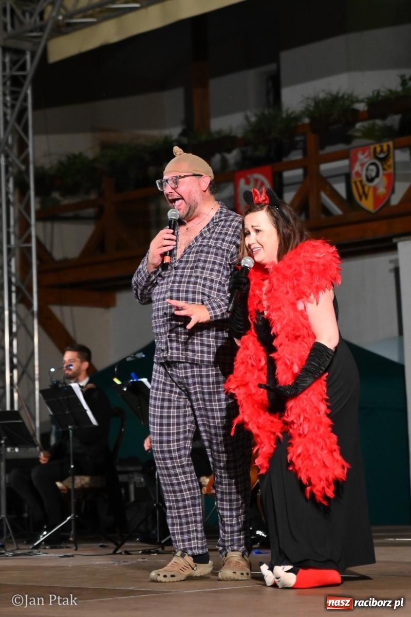 Zdjęcie w galerii na portalu naszraciborz.pl: Magiczny wieczór na zamku: Operetka na dziedzińcu pod gwiazdami zachwyciła publiczność wiadomości z regionu