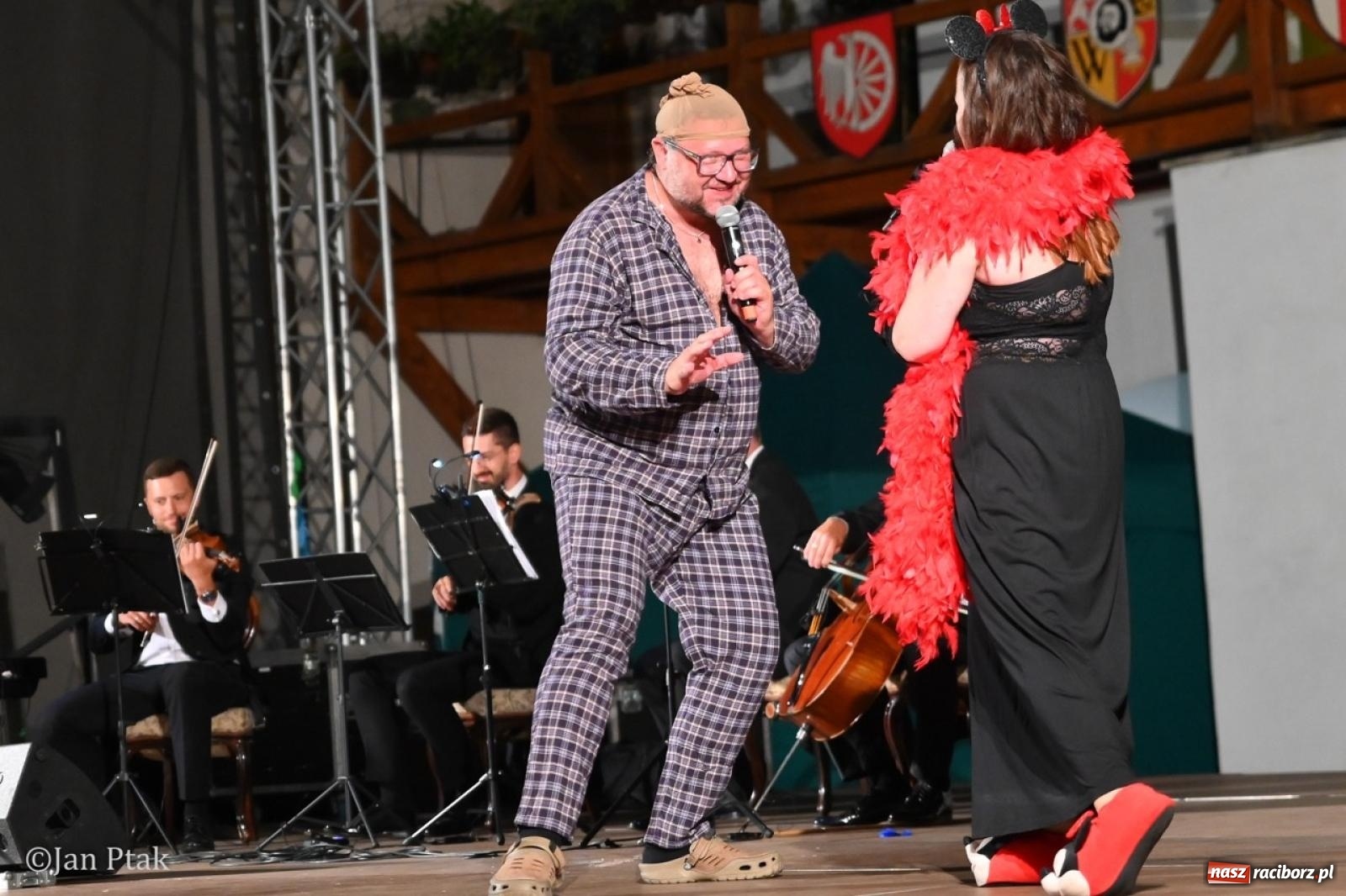 Zdjęcie w galerii na portalu naszraciborz.pl: Magiczny wieczór na zamku: Operetka na dziedzińcu pod gwiazdami zachwyciła publiczność wiadomości z regionu