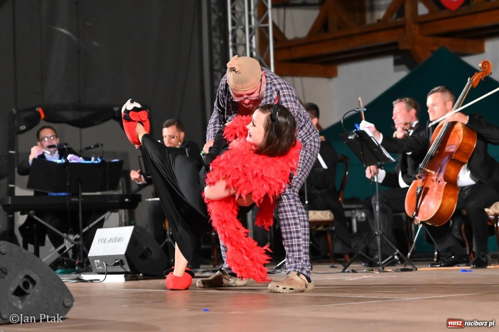 Zdjęcie w galerii na portalu naszraciborz.pl: Magiczny wieczór na zamku: Operetka na dziedzińcu pod gwiazdami zachwyciła publiczność wiadomości z regionu