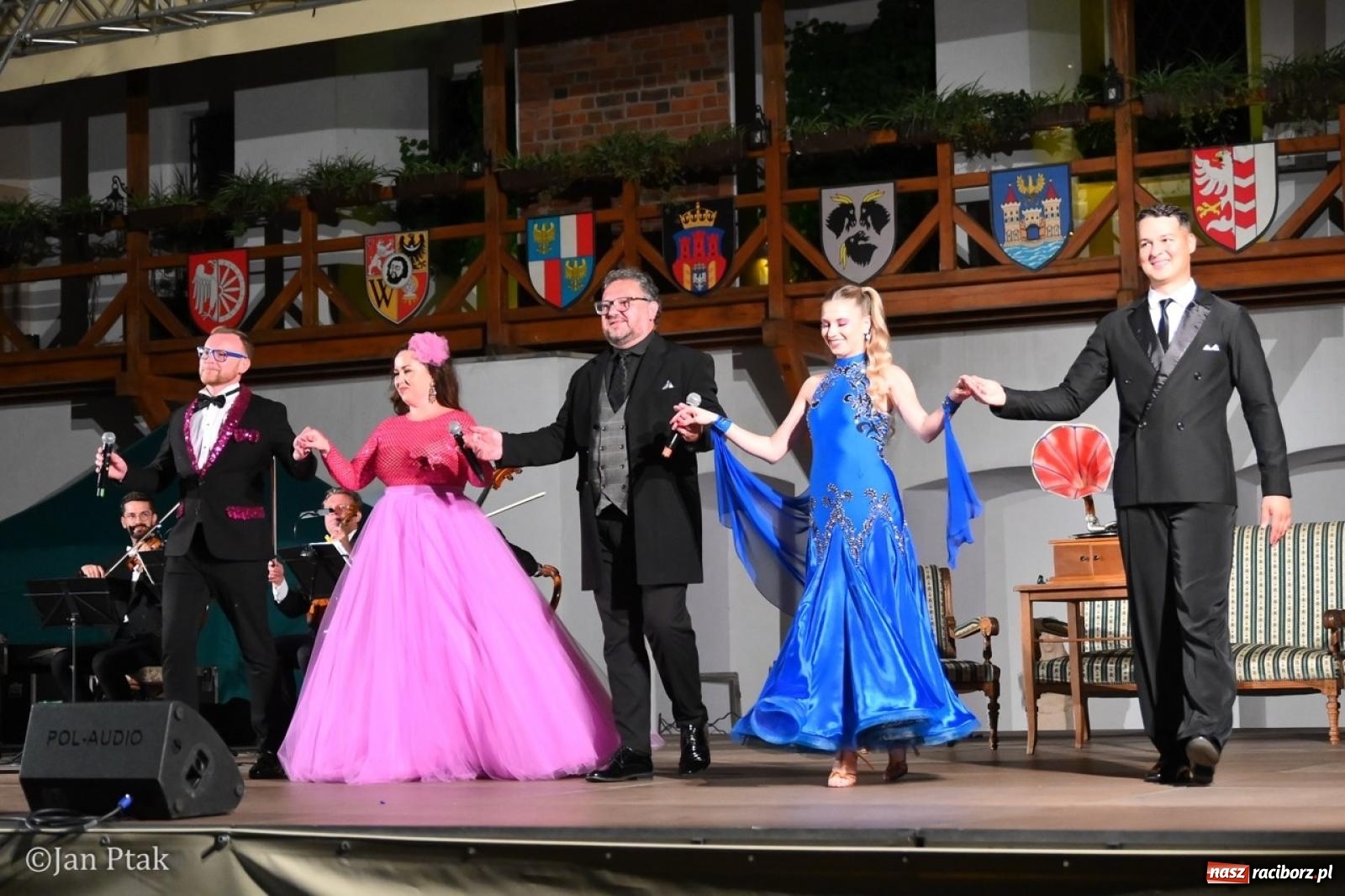 Zdjęcie w galerii na portalu naszraciborz.pl: Magiczny wieczór na zamku: Operetka na dziedzińcu pod gwiazdami zachwyciła publiczność wiadomości z regionu