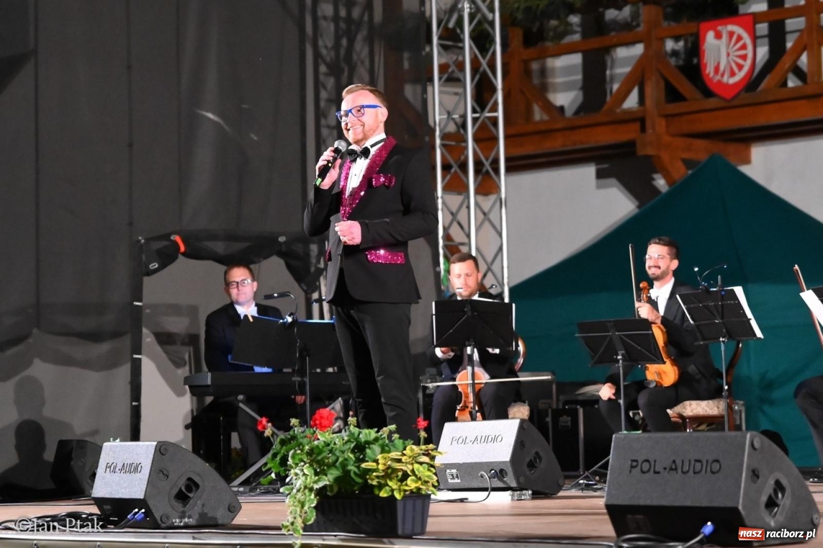 Zdjęcie w galerii na portalu naszraciborz.pl: Magiczny wieczór na zamku: Operetka na dziedzińcu pod gwiazdami zachwyciła publiczność wiadomości z regionu