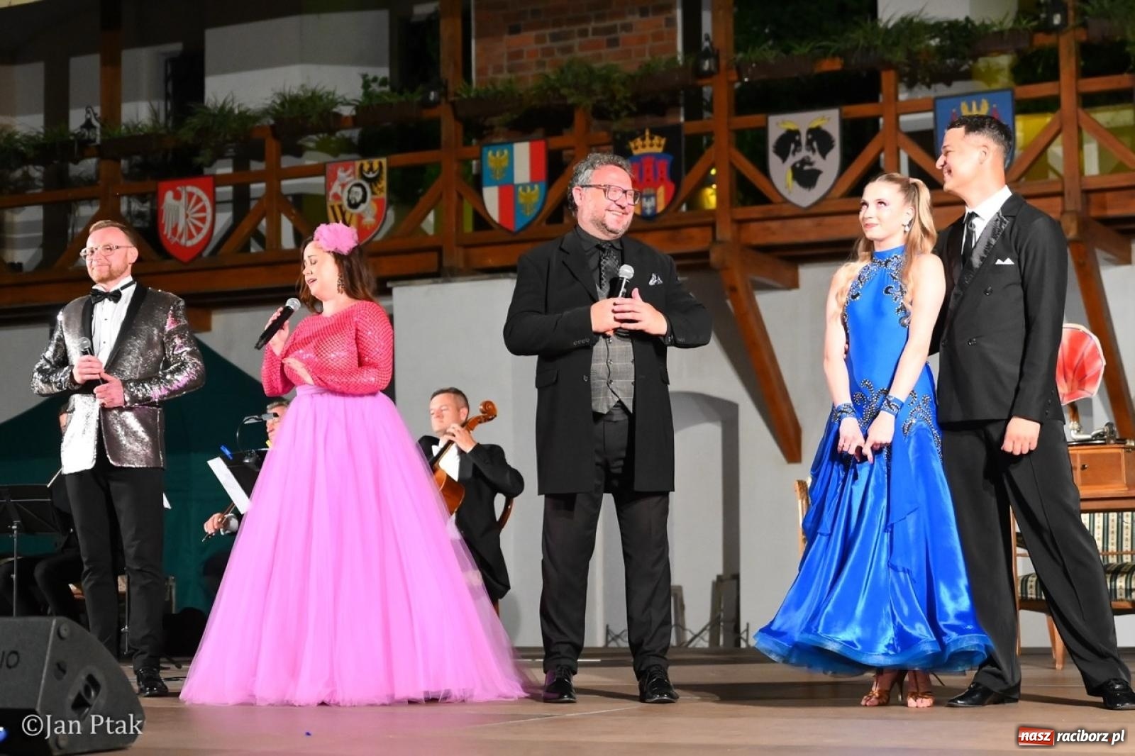 Zdjęcie w galerii na portalu naszraciborz.pl: Magiczny wieczór na zamku: Operetka na dziedzińcu pod gwiazdami zachwyciła publiczność wiadomości z regionu
