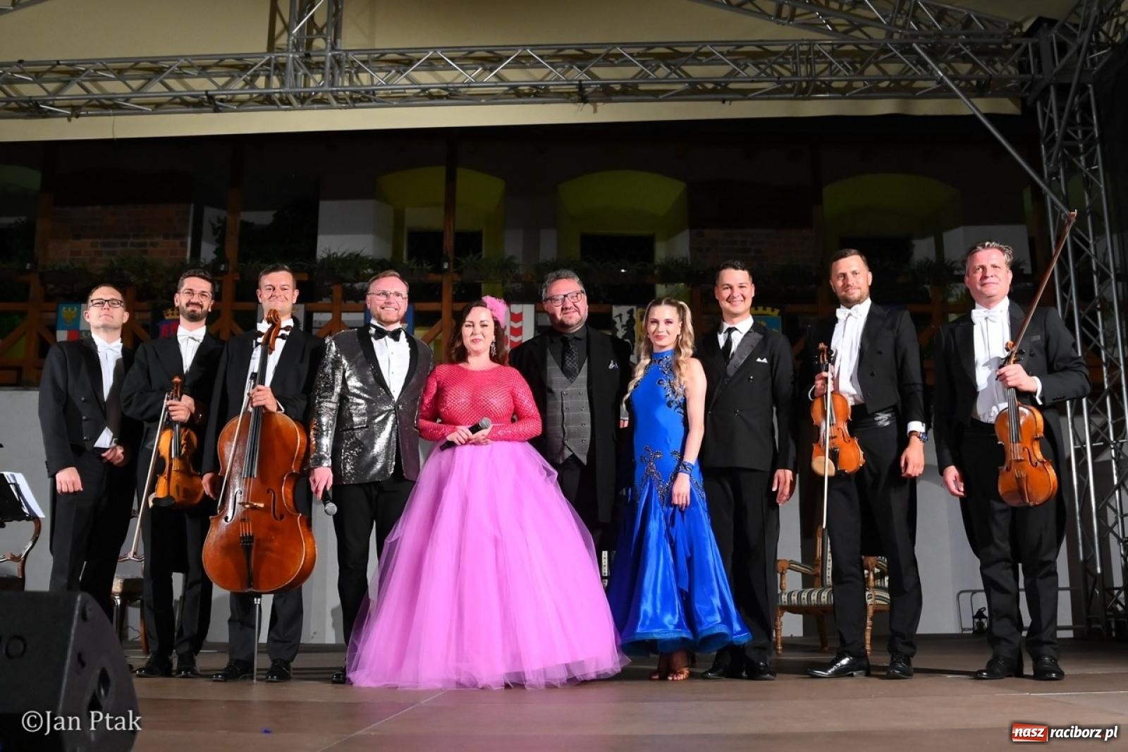 Zdjęcie w galerii na portalu naszraciborz.pl: Magiczny wieczór na zamku: Operetka na dziedzińcu pod gwiazdami zachwyciła publiczność wiadomości z regionu