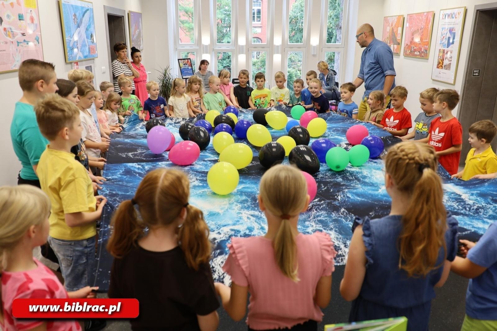 Zdjęcie w galerii na portalu naszraciborz.pl: Poniedziałek pełen radości, czyli Pan Poeta w bibliotece wiadomości z regionu