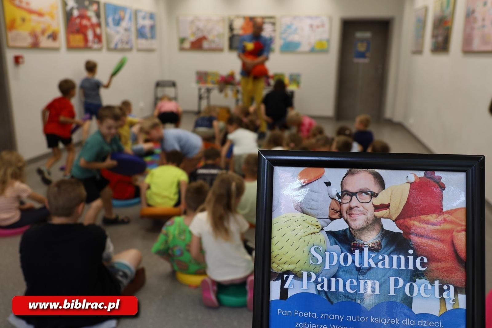Zdjęcie w galerii na portalu naszraciborz.pl: Poniedziałek pełen radości, czyli Pan Poeta w bibliotece wiadomości z regionu