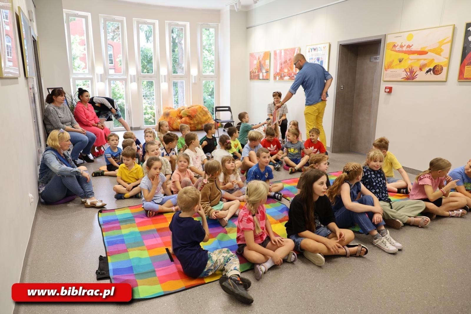 Zdjęcie w galerii na portalu naszraciborz.pl: Poniedziałek pełen radości, czyli Pan Poeta w bibliotece wiadomości z regionu