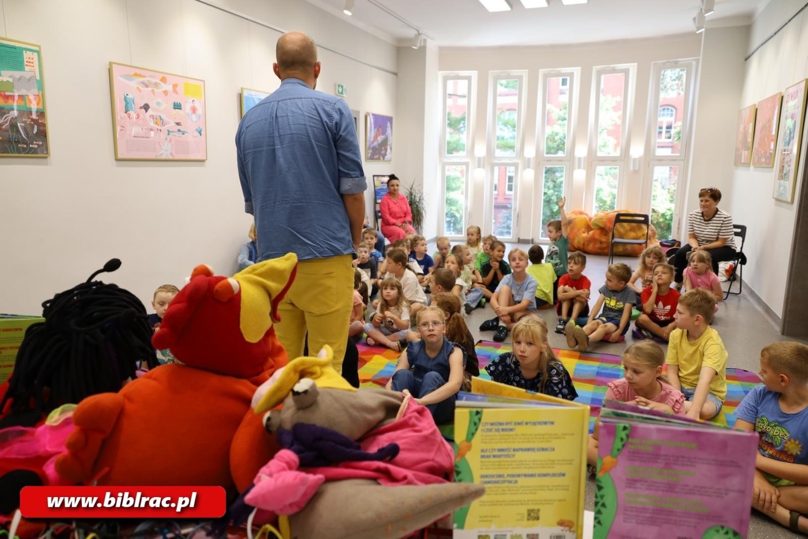Zdjęcie w galerii na portalu naszraciborz.pl: Poniedziałek pełen radości, czyli Pan Poeta w bibliotece wiadomości z regionu