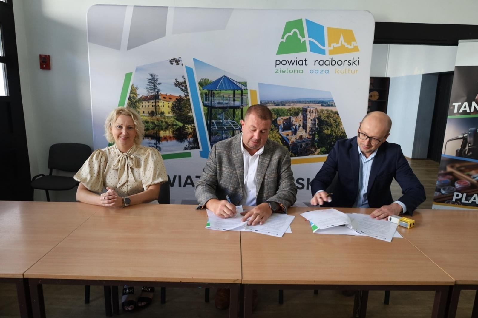 Zdjęcie w galerii na portalu naszraciborz.pl: Fotowoltaika pojawi się na budynku Powiatowego Domu Kultury w Raciborzu wiadomości z regionu