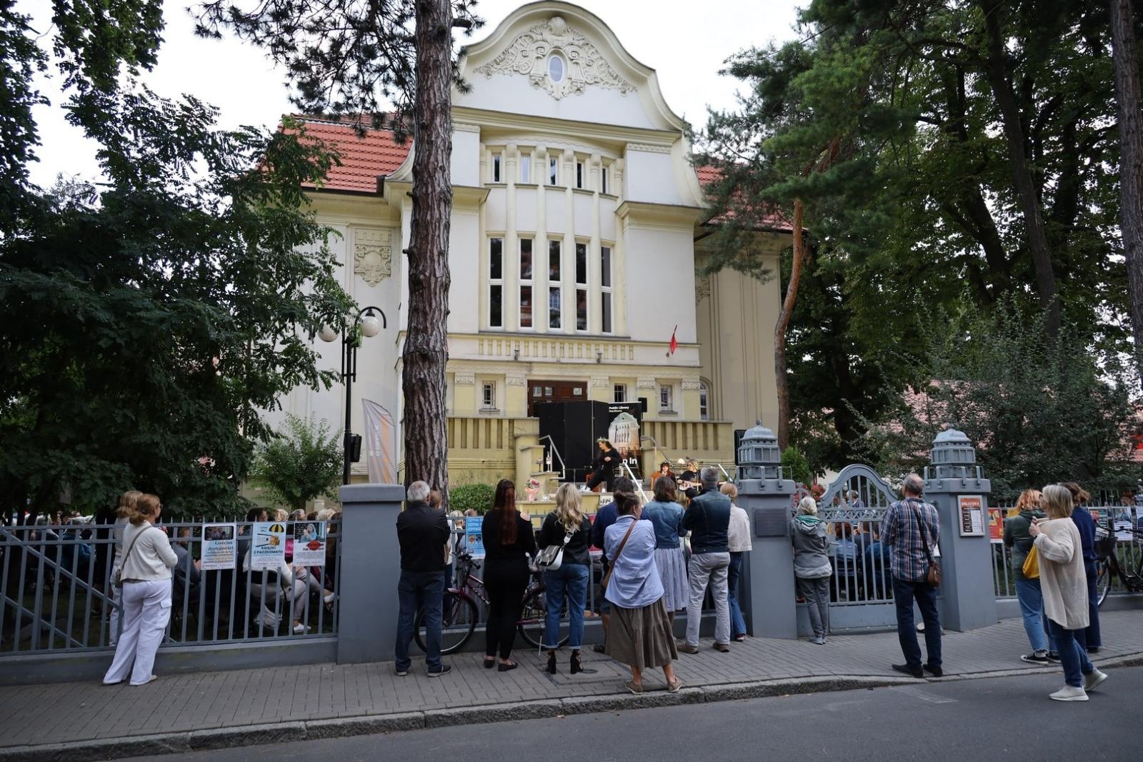 Zdjęcie w galerii na portalu naszraciborz.pl: Jak wakacje, to tylko do… biblioteki wiadomości z regionu
