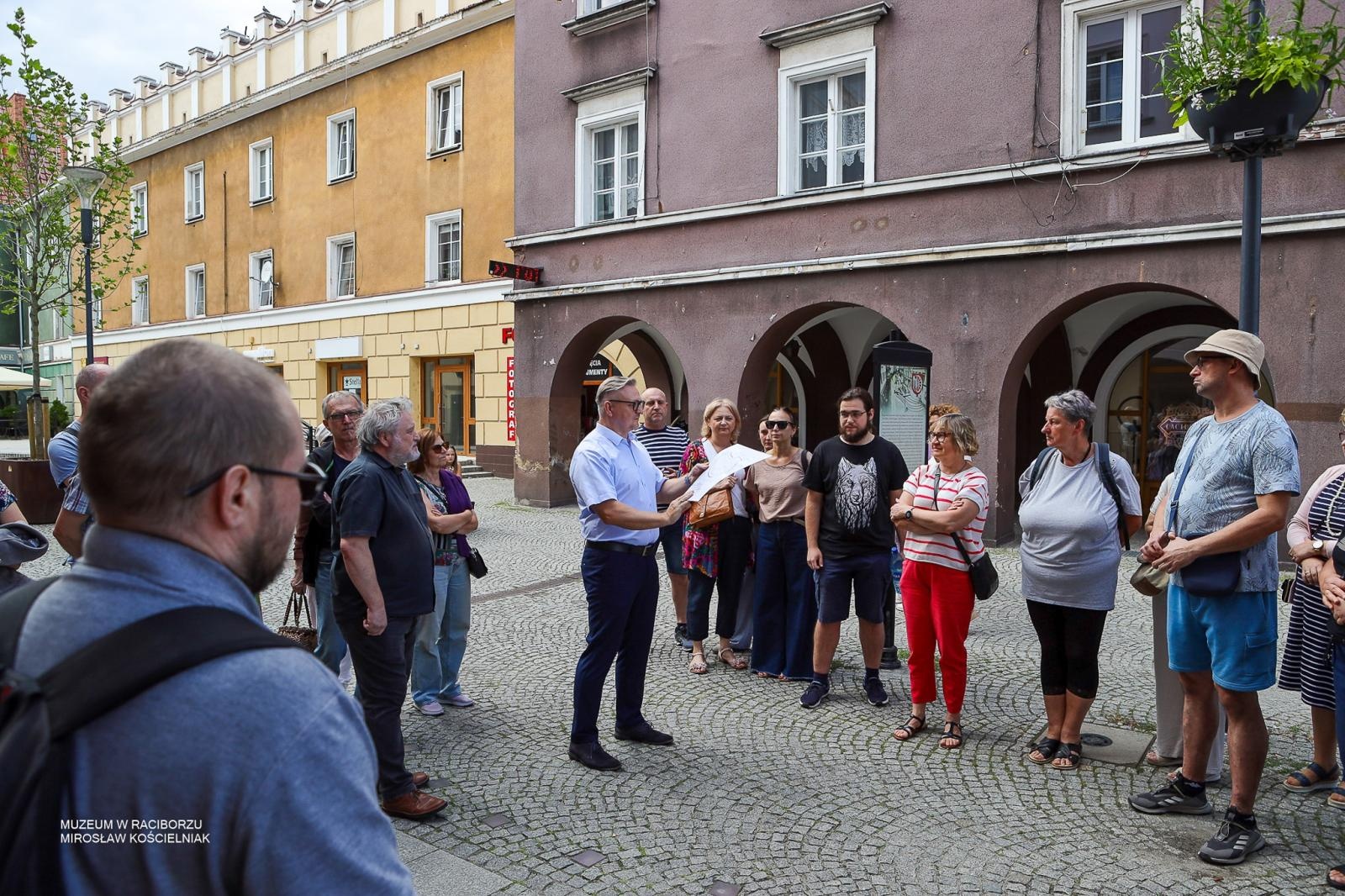 Zdjęcie w galerii na portalu naszraciborz.pl: Śladami średniowiecznych murów Raciborza. Letni spacer odkrywał tajemnice dawnych fortyfikacji wiadomości z regionu