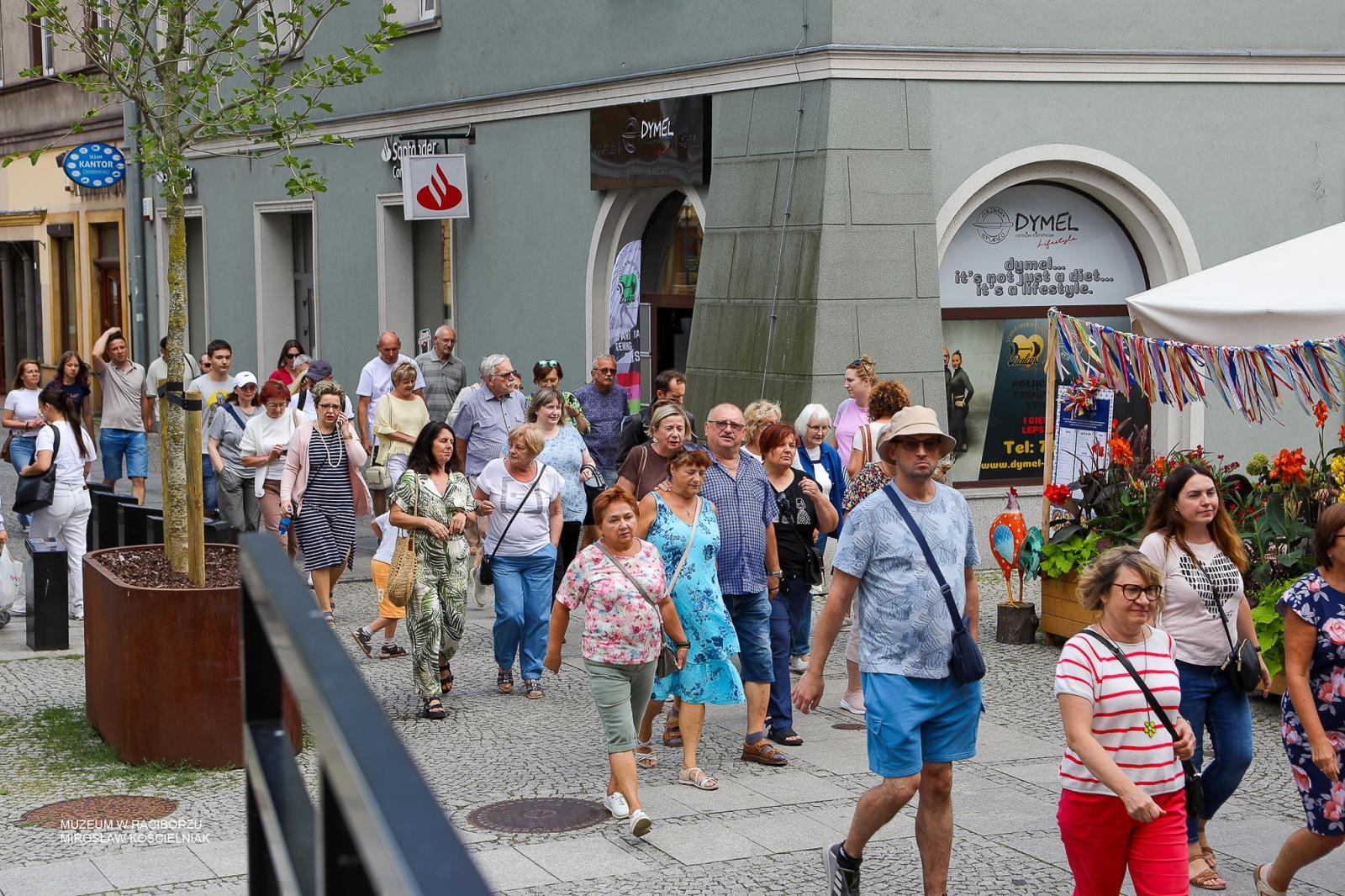 Zdjęcie w galerii na portalu naszraciborz.pl: Śladami średniowiecznych murów Raciborza. Letni spacer odkrywał tajemnice dawnych fortyfikacji wiadomości z regionu