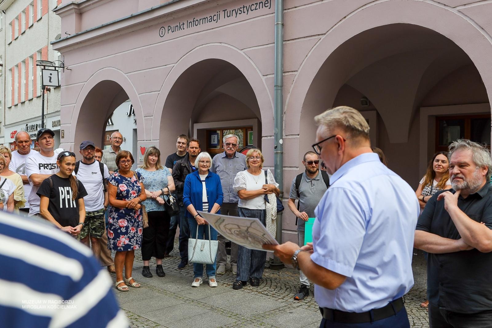 Zdjęcie w galerii na portalu naszraciborz.pl: Śladami średniowiecznych murów Raciborza. Letni spacer odkrywał tajemnice dawnych fortyfikacji wiadomości z regionu