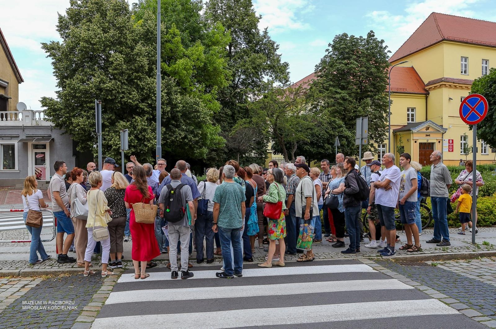 Zdjęcie w galerii na portalu naszraciborz.pl: Śladami średniowiecznych murów Raciborza. Letni spacer odkrywał tajemnice dawnych fortyfikacji wiadomości z regionu