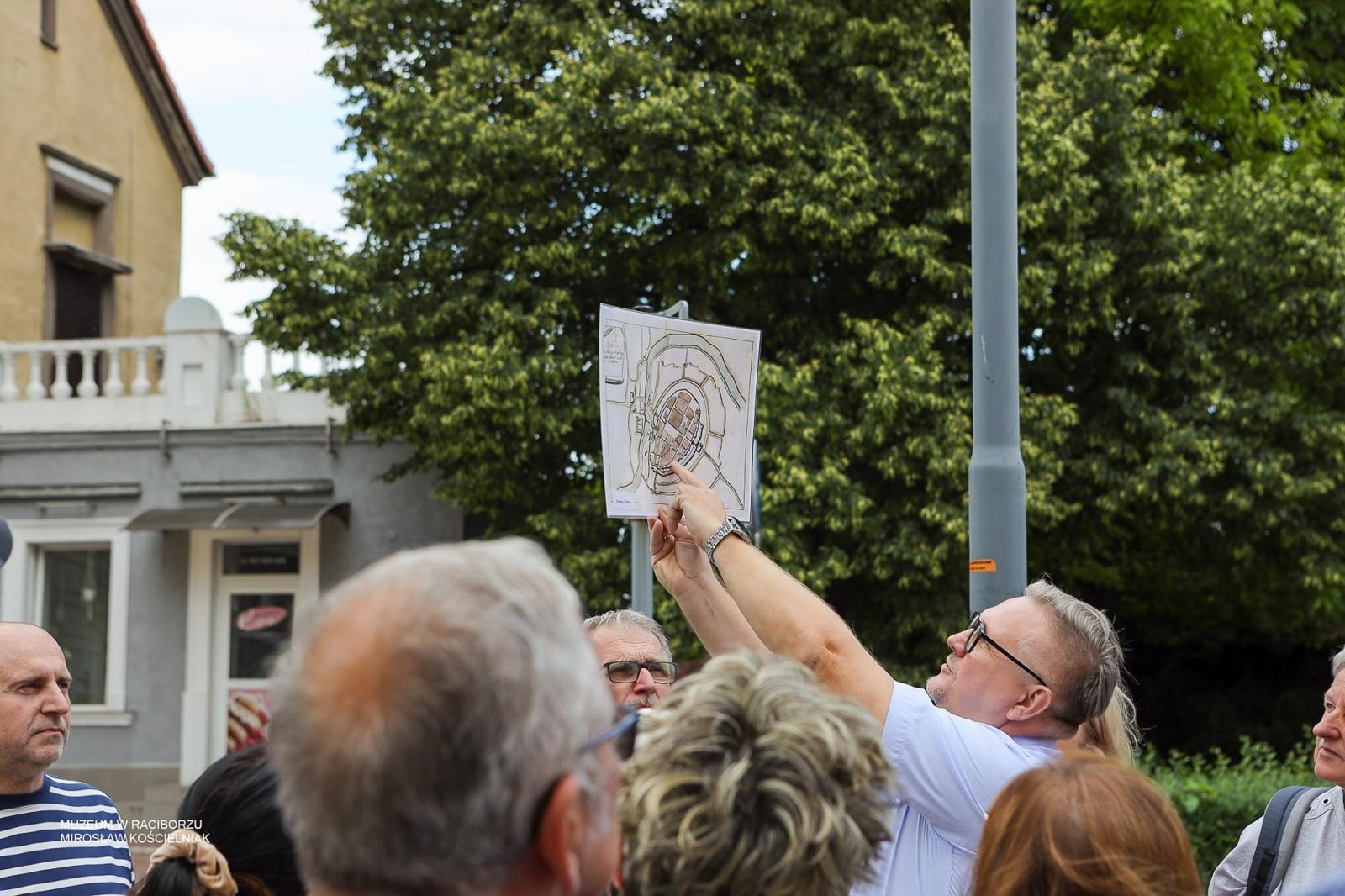 Zdjęcie w galerii na portalu naszraciborz.pl: Śladami średniowiecznych murów Raciborza. Letni spacer odkrywał tajemnice dawnych fortyfikacji wiadomości z regionu