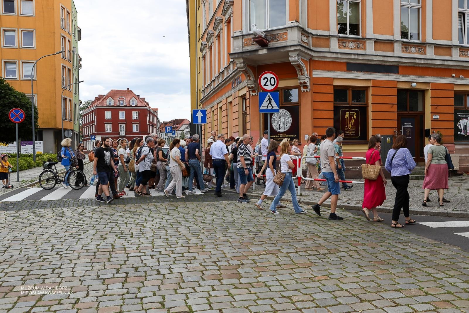 Zdjęcie w galerii na portalu naszraciborz.pl: Śladami średniowiecznych murów Raciborza. Letni spacer odkrywał tajemnice dawnych fortyfikacji wiadomości z regionu