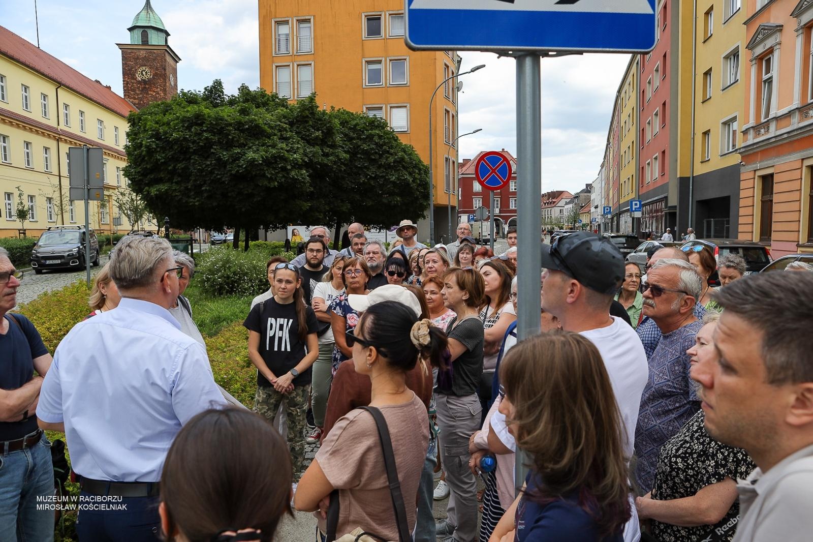 Zdjęcie w galerii na portalu naszraciborz.pl: Śladami średniowiecznych murów Raciborza. Letni spacer odkrywał tajemnice dawnych fortyfikacji wiadomości z regionu