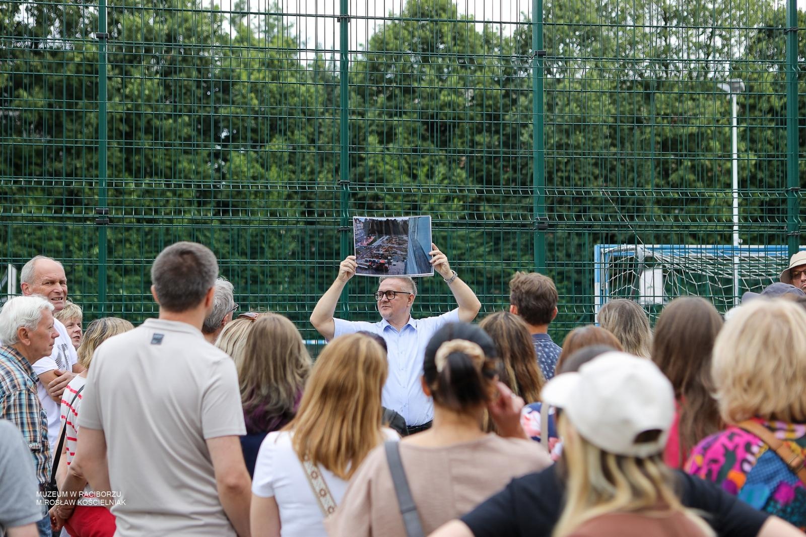 Zdjęcie w galerii na portalu naszraciborz.pl: Śladami średniowiecznych murów Raciborza. Letni spacer odkrywał tajemnice dawnych fortyfikacji wiadomości z regionu
