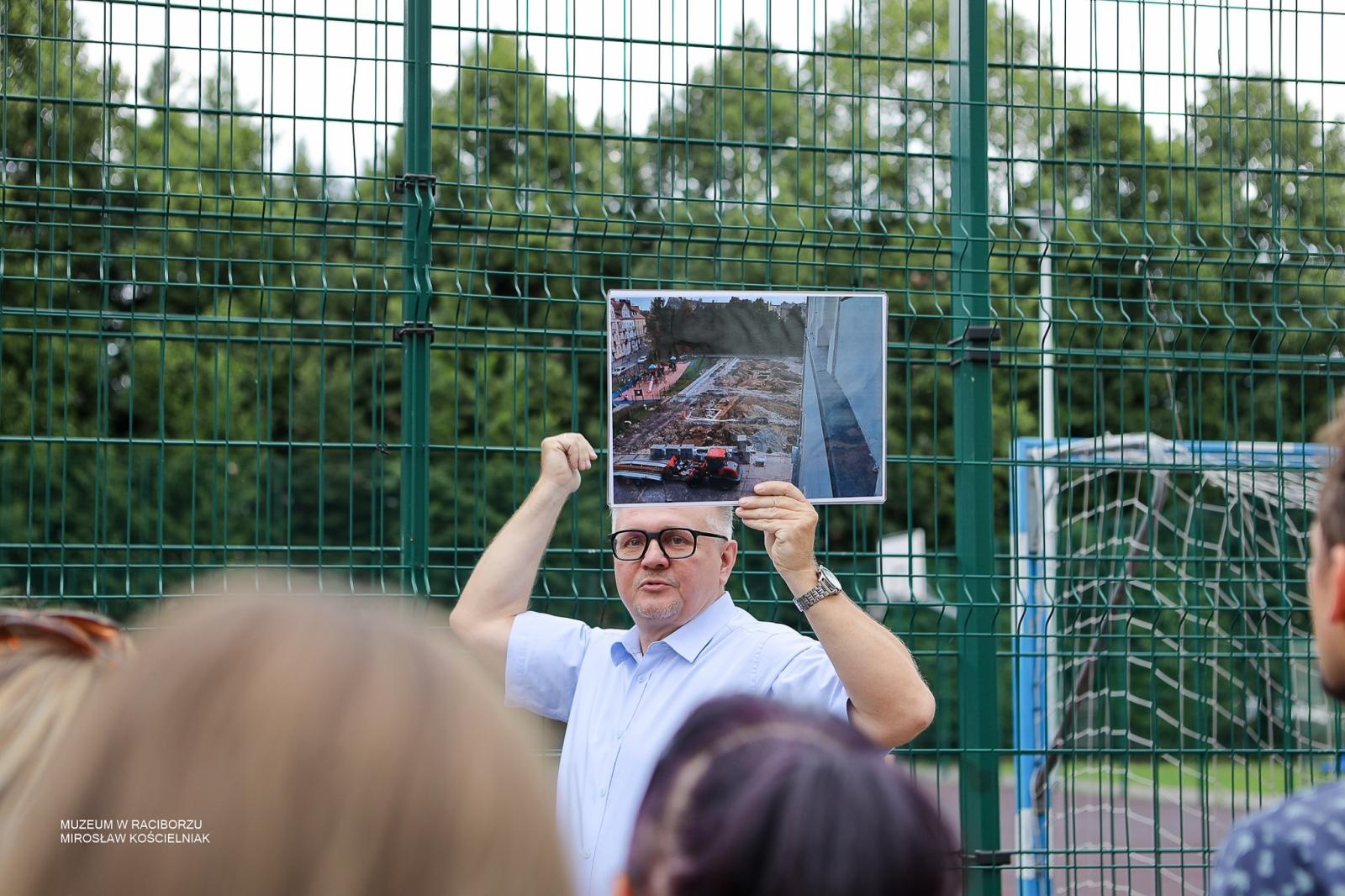 Zdjęcie w galerii na portalu naszraciborz.pl: Śladami średniowiecznych murów Raciborza. Letni spacer odkrywał tajemnice dawnych fortyfikacji wiadomości z regionu