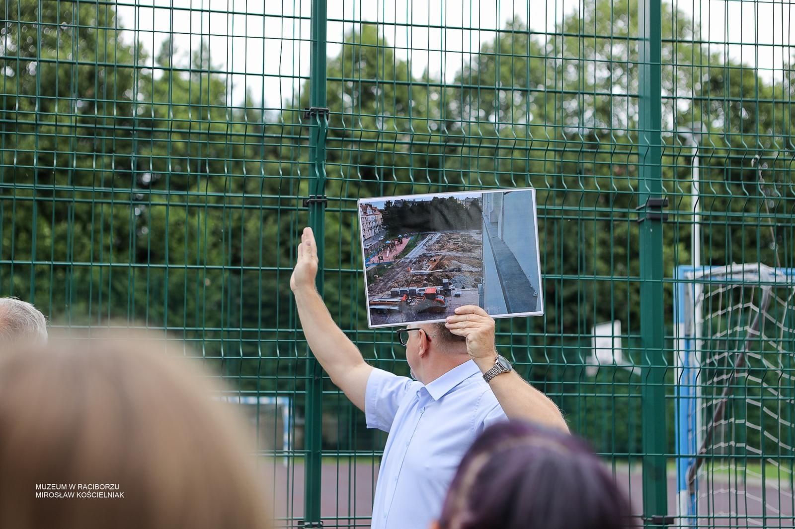 Zdjęcie w galerii na portalu naszraciborz.pl: Śladami średniowiecznych murów Raciborza. Letni spacer odkrywał tajemnice dawnych fortyfikacji wiadomości z regionu