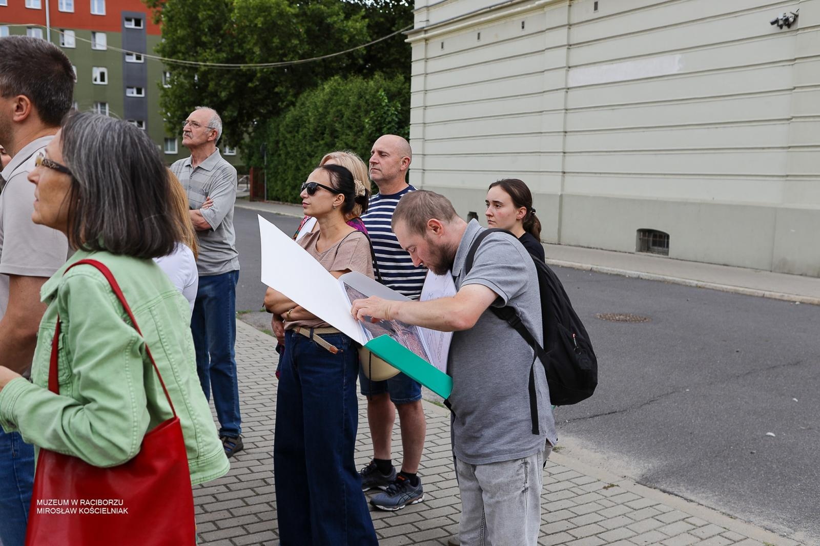 Zdjęcie w galerii na portalu naszraciborz.pl: Śladami średniowiecznych murów Raciborza. Letni spacer odkrywał tajemnice dawnych fortyfikacji wiadomości z regionu