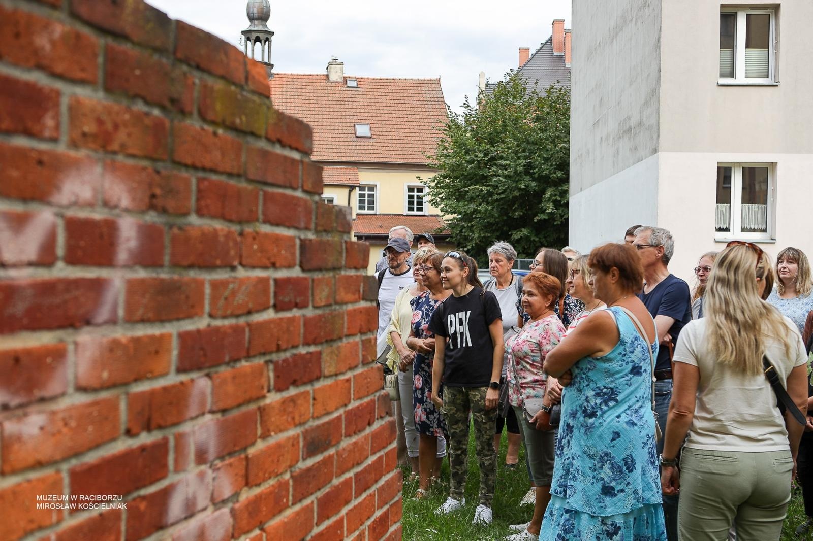 Zdjęcie w galerii na portalu naszraciborz.pl: Śladami średniowiecznych murów Raciborza. Letni spacer odkrywał tajemnice dawnych fortyfikacji wiadomości z regionu