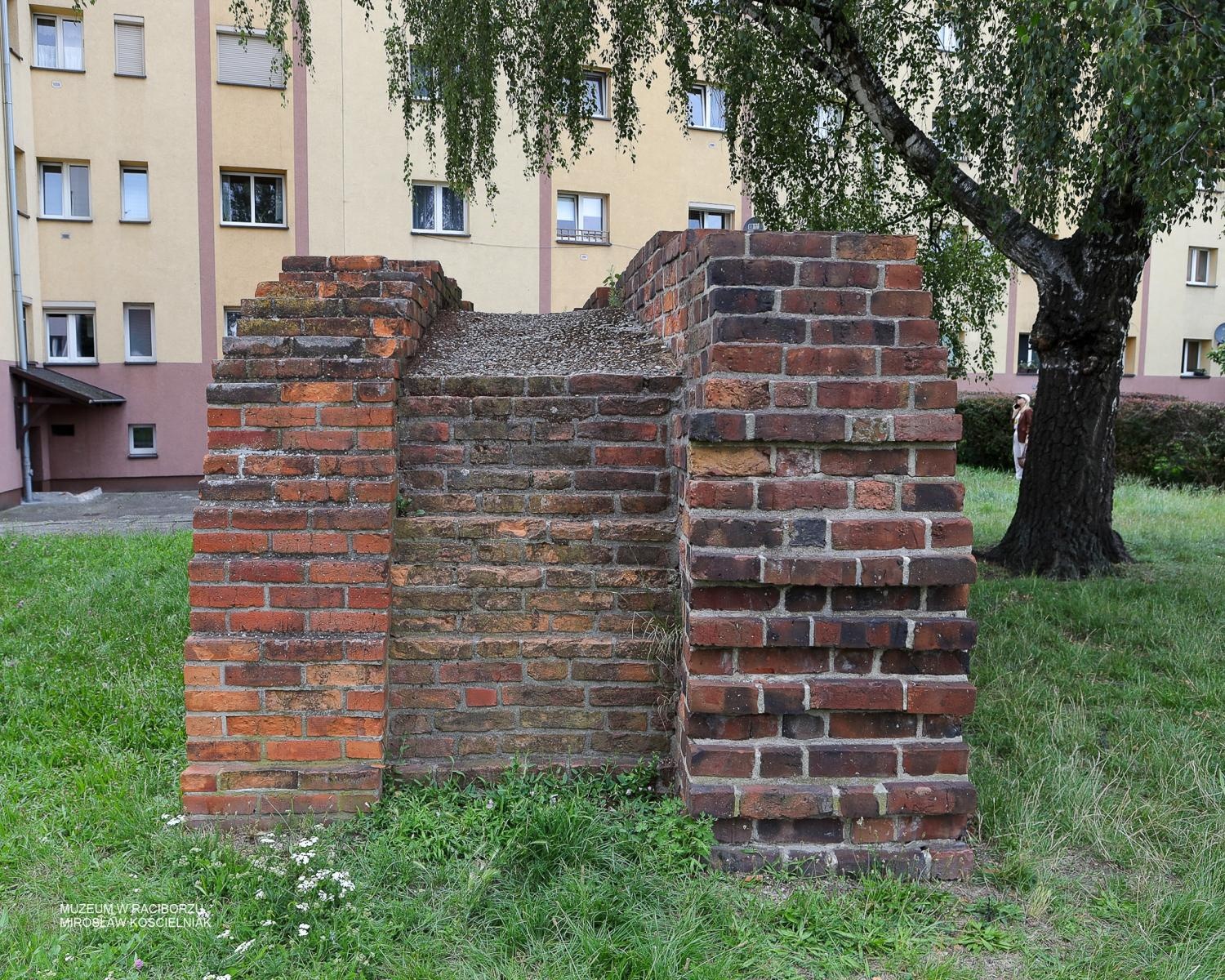 Zdjęcie w galerii na portalu naszraciborz.pl: Śladami średniowiecznych murów Raciborza. Letni spacer odkrywał tajemnice dawnych fortyfikacji wiadomości z regionu