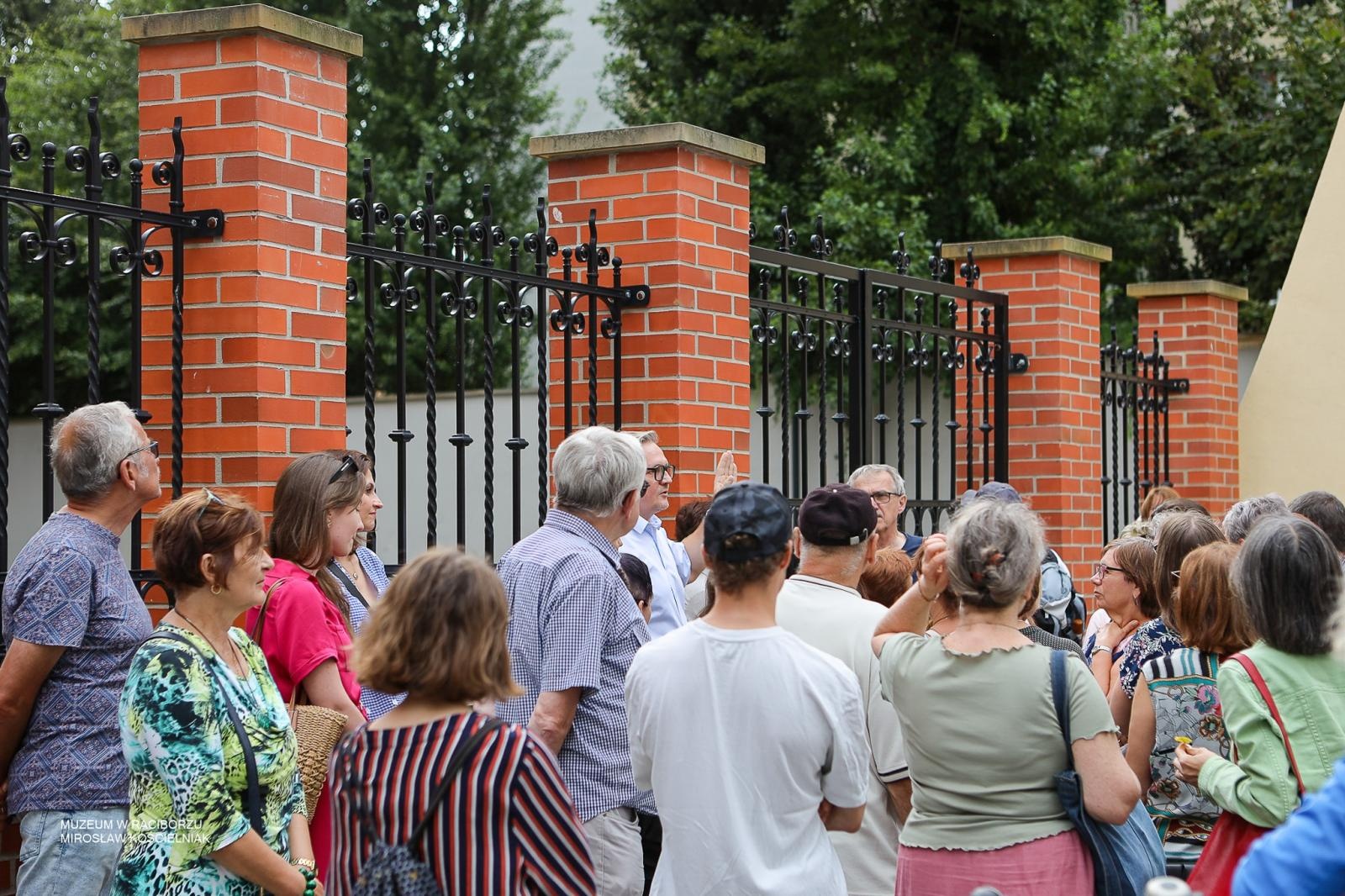 Zdjęcie w galerii na portalu naszraciborz.pl: Śladami średniowiecznych murów Raciborza. Letni spacer odkrywał tajemnice dawnych fortyfikacji wiadomości z regionu