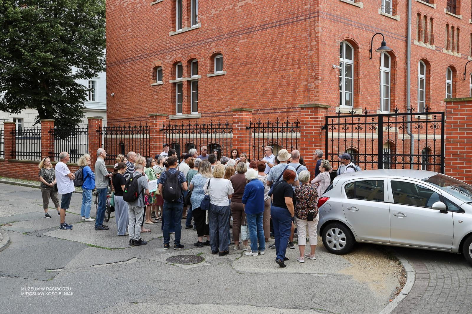 Zdjęcie w galerii na portalu naszraciborz.pl: Śladami średniowiecznych murów Raciborza. Letni spacer odkrywał tajemnice dawnych fortyfikacji wiadomości z regionu