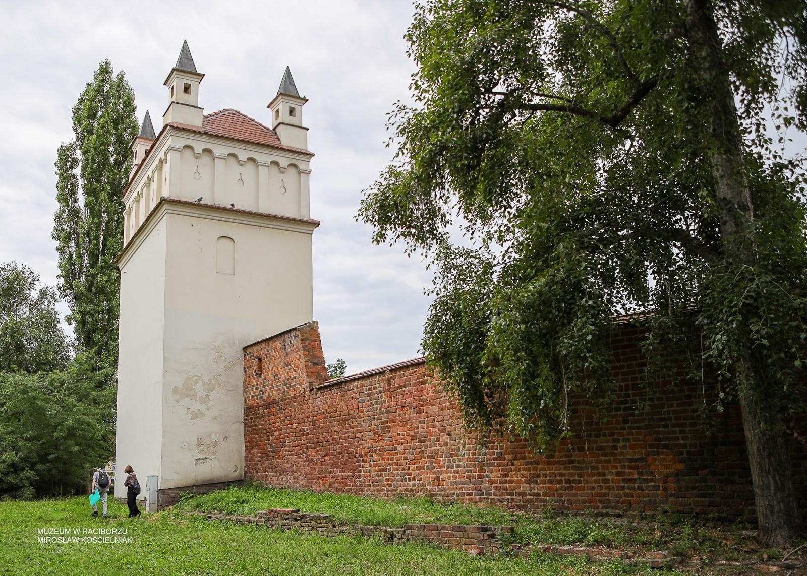 Zdjęcie w galerii na portalu naszraciborz.pl: Śladami średniowiecznych murów Raciborza. Letni spacer odkrywał tajemnice dawnych fortyfikacji wiadomości z regionu