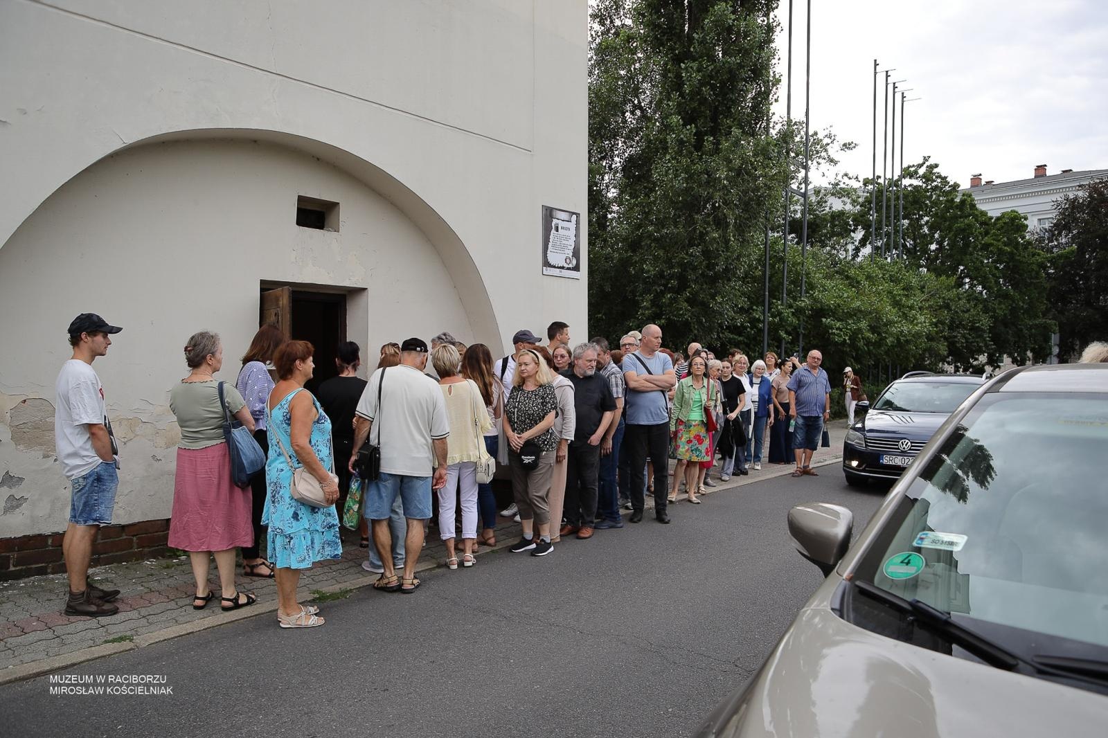 Zdjęcie w galerii na portalu naszraciborz.pl: Śladami średniowiecznych murów Raciborza. Letni spacer odkrywał tajemnice dawnych fortyfikacji wiadomości z regionu