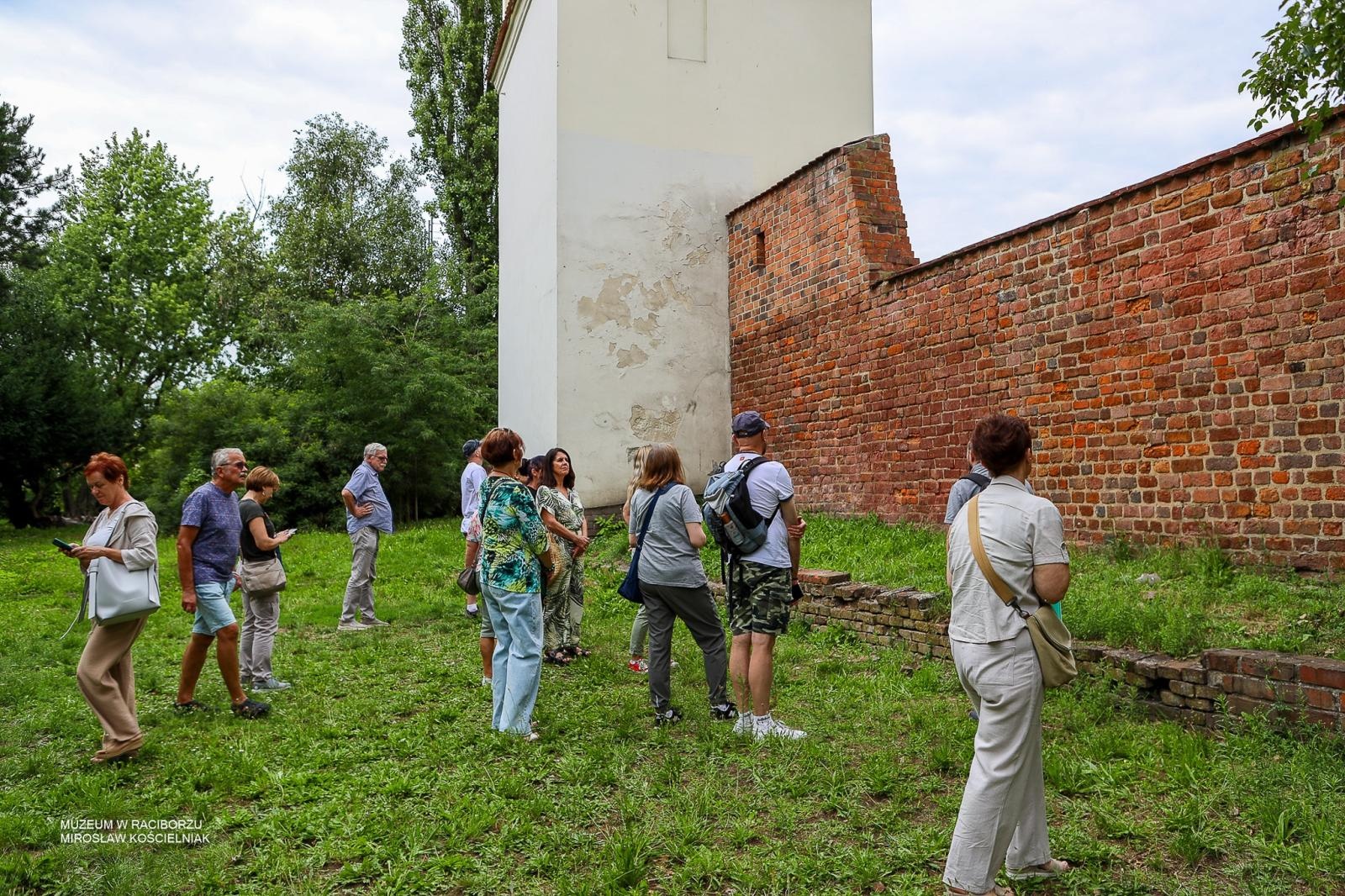 Zdjęcie w galerii na portalu naszraciborz.pl: Śladami średniowiecznych murów Raciborza. Letni spacer odkrywał tajemnice dawnych fortyfikacji wiadomości z regionu