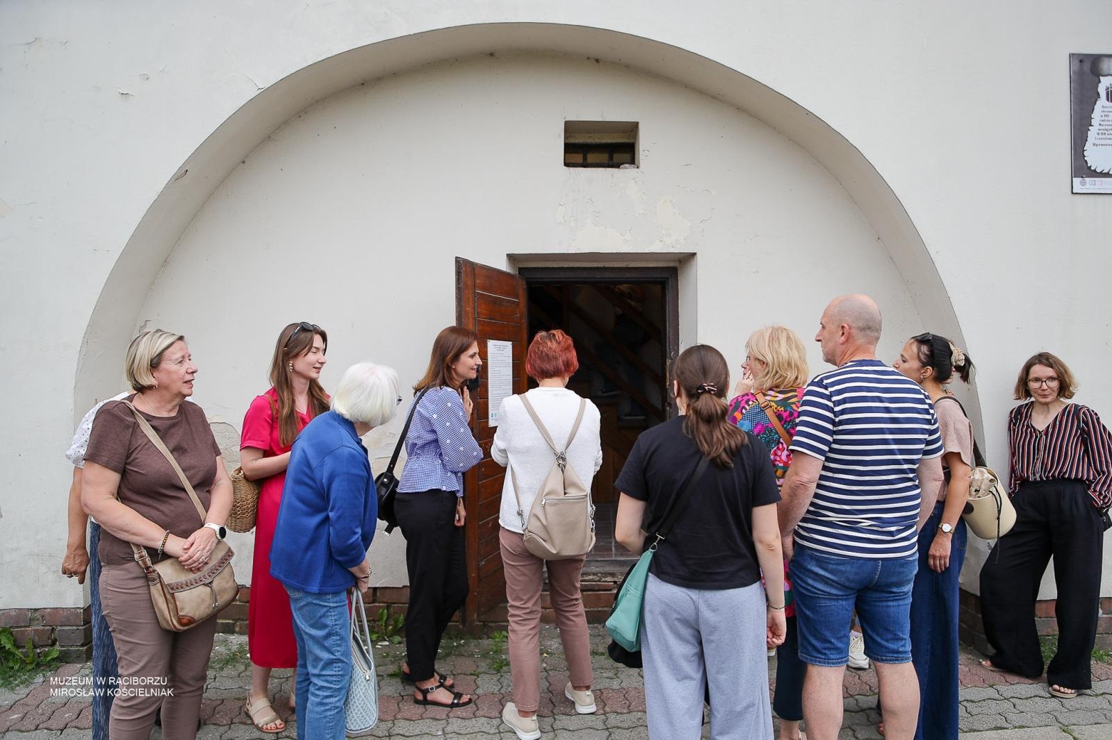 Zdjęcie w galerii na portalu naszraciborz.pl: Śladami średniowiecznych murów Raciborza. Letni spacer odkrywał tajemnice dawnych fortyfikacji wiadomości z regionu